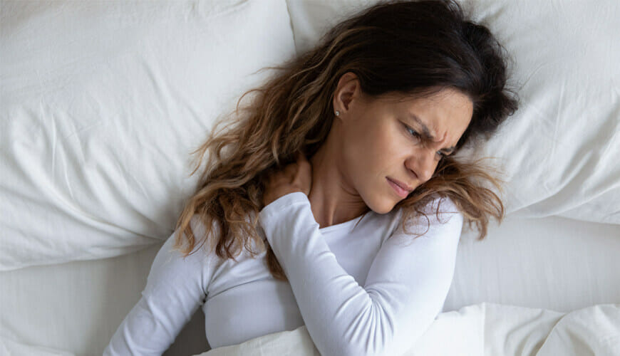 Almohada para dormir de lado para aliviar el dolor de cuello